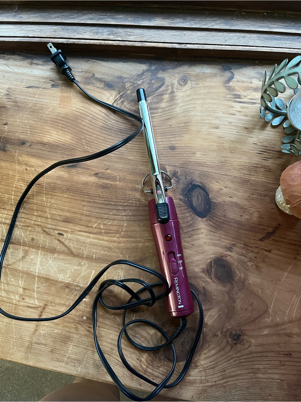Remington maroon and silver mini curling wand